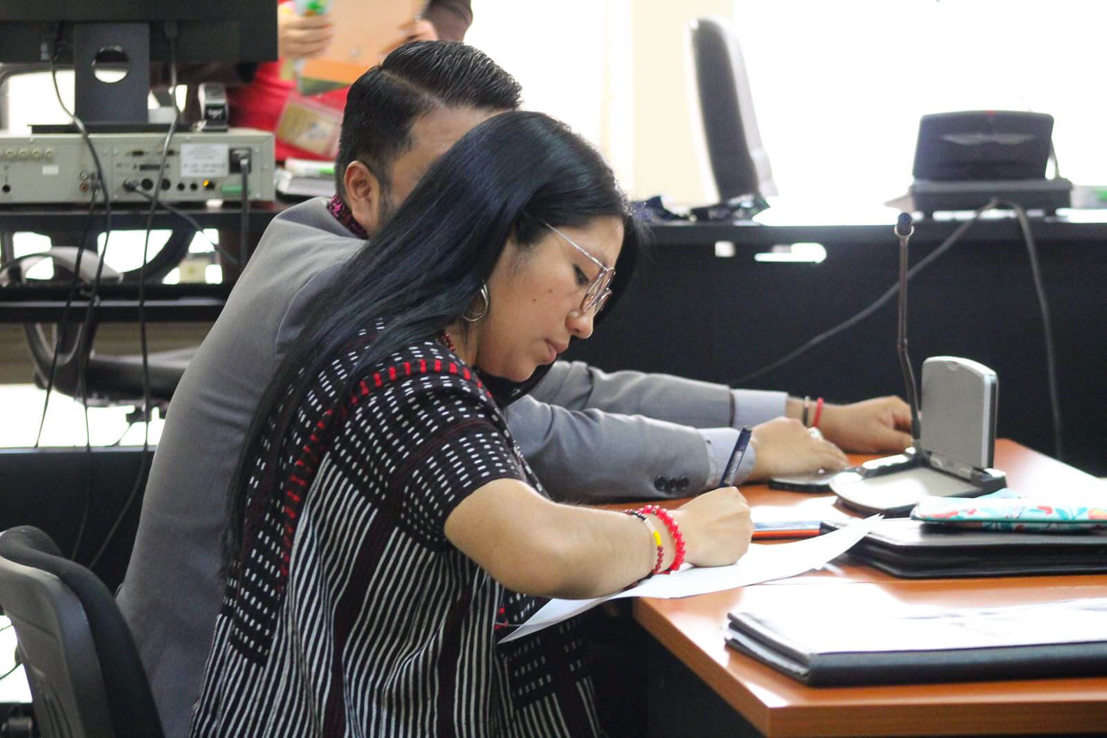  Nanci toma fotos durante la audiencia. / Fotografía: Juan Rosales 