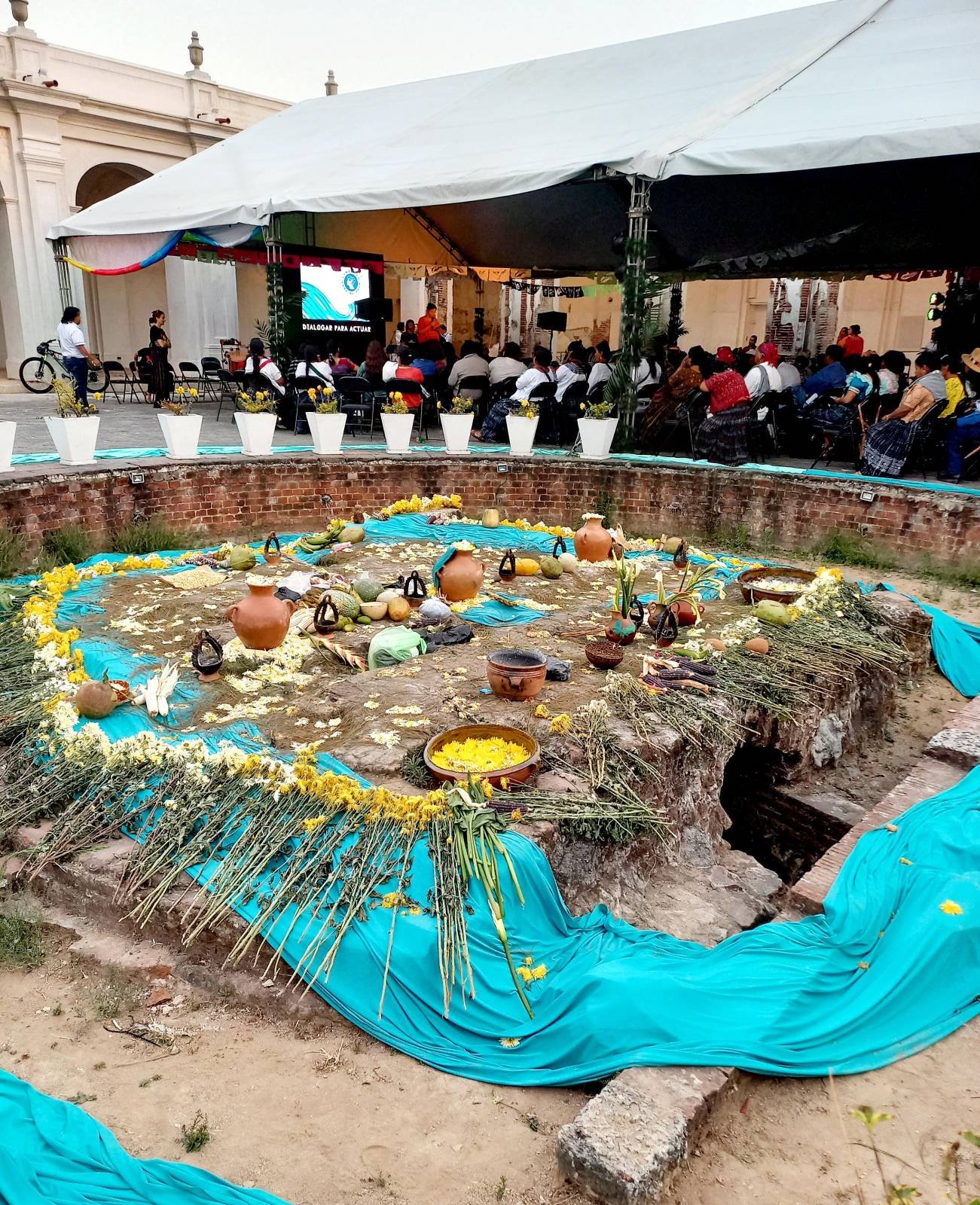  Participantes de la III Cumbre Plurinacional Libertad para el Agua ofrecieron una ofrenda previo a iniciar con el programa. Foto: Violeta Cetino.  