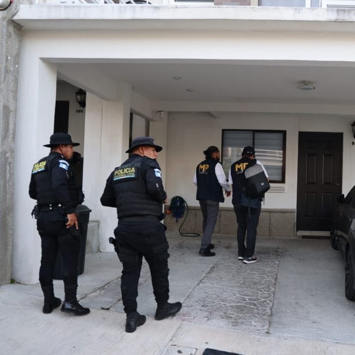  Personal del Ministerio Público ingresa al establecimiento educativo en busca de insumos que fortalezcan la investigación. Foto: MP colegio 