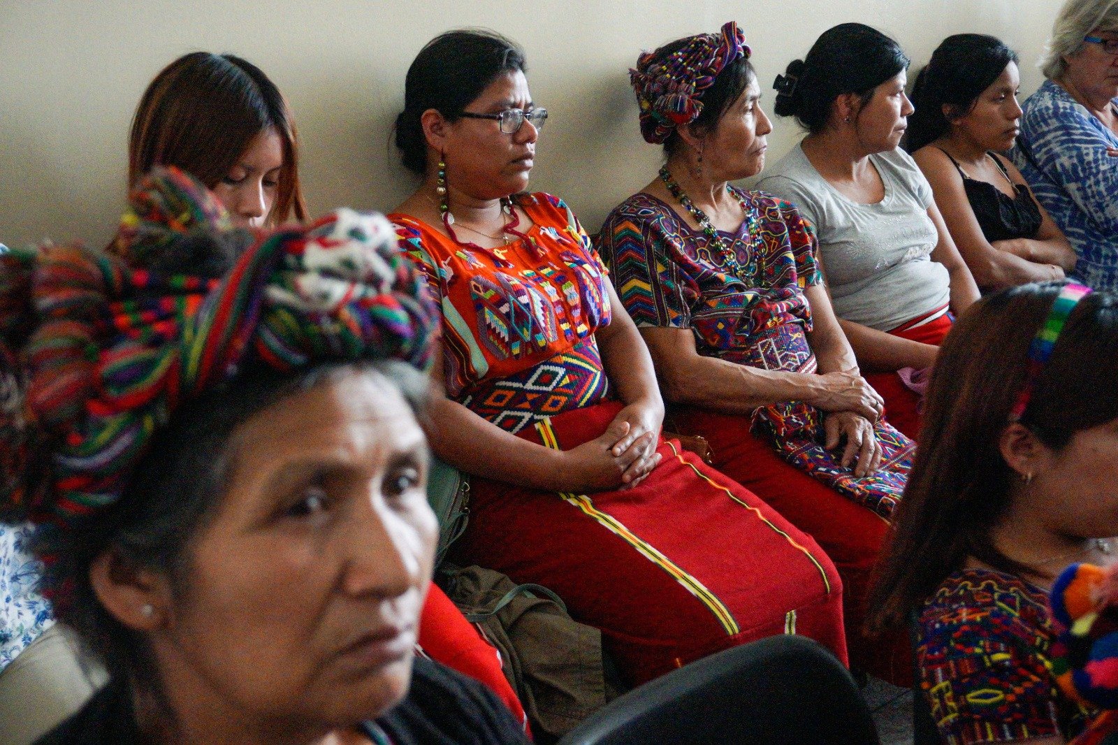  Mujeres ixiles presentes en la sala de audiencias del juicio por genocidio Foto Prensa Comunitaria 