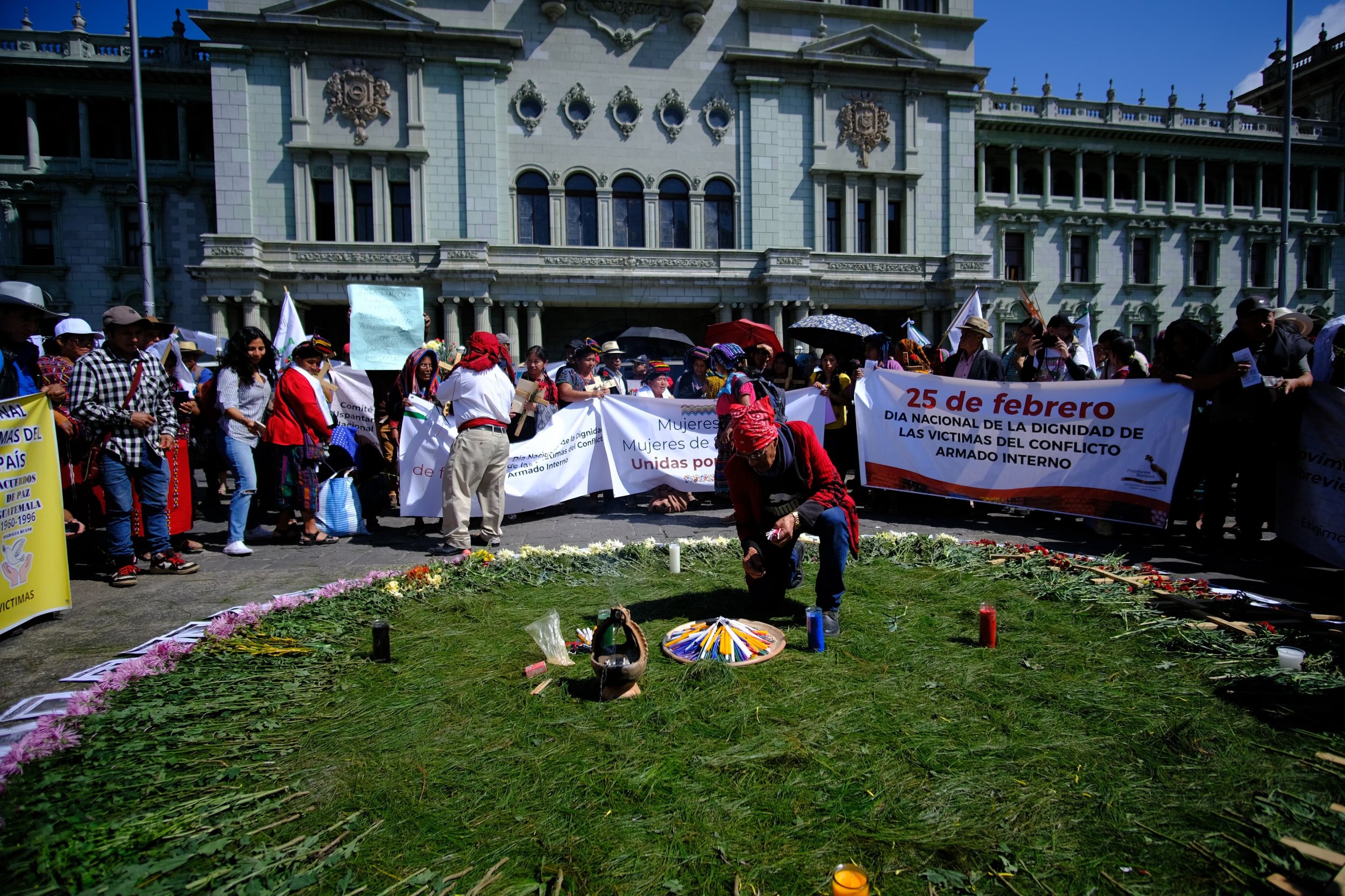  En la Plaza de las Niñas se llevó a cabo una ceremonia maya para los sobrevivientes y víctimas del conflicto armado. Foto: Eddy Zeta.  