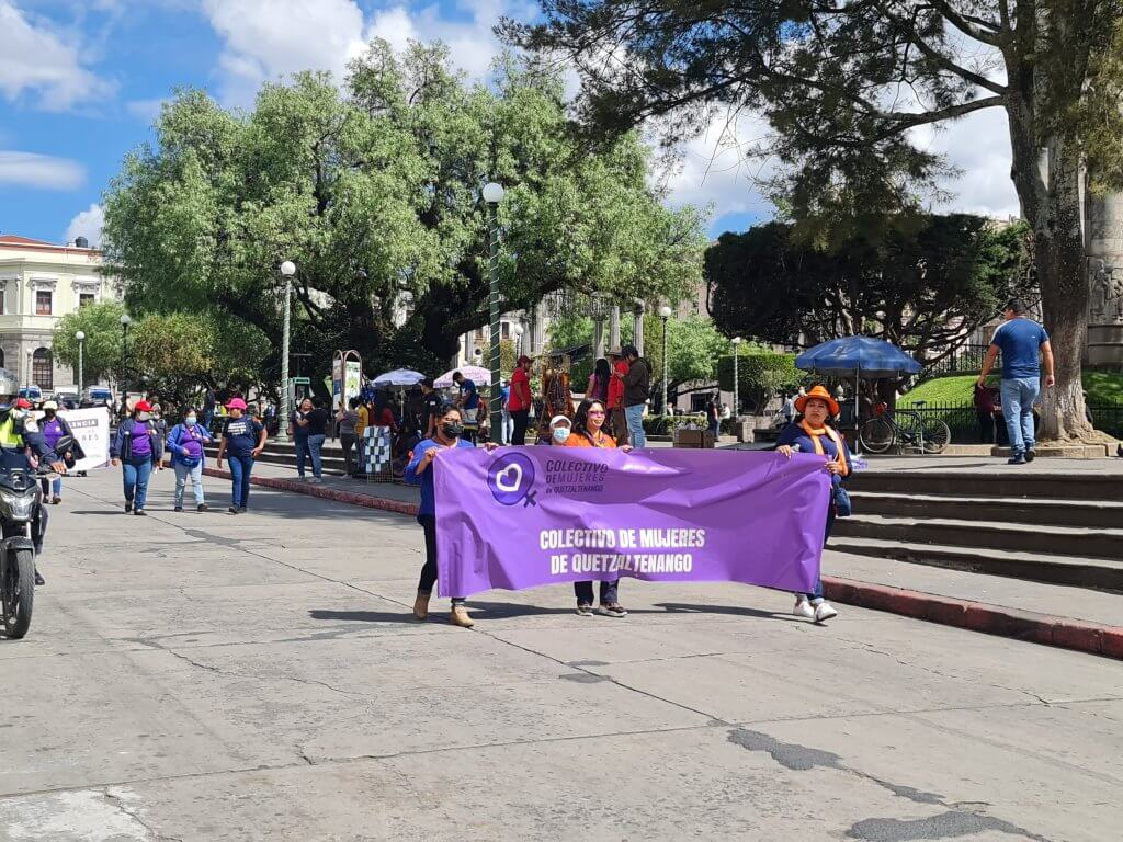  Manifestación 25N llega al parque central de Xela. Fotografía: Shirlie Rodríguez 