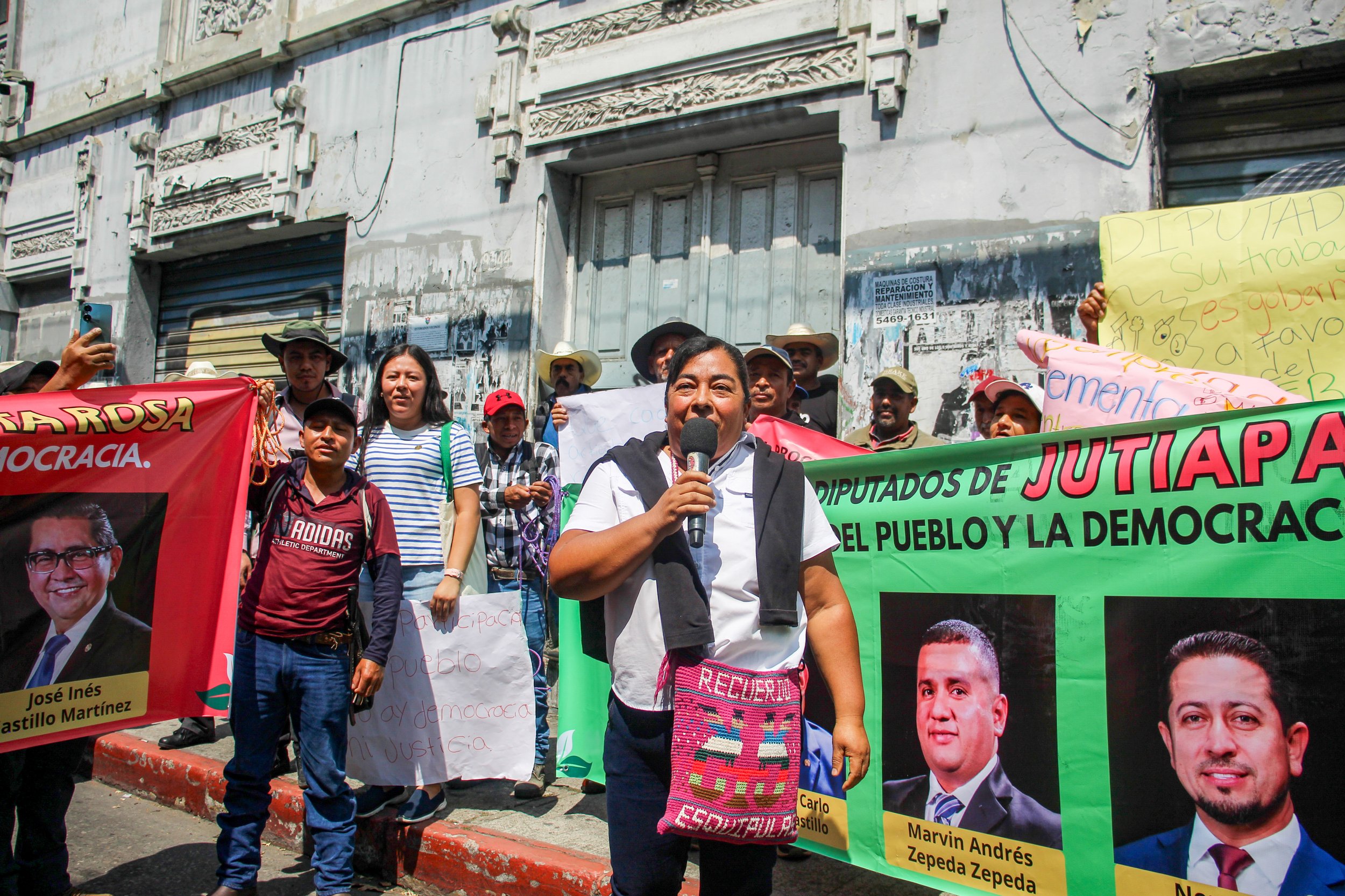  Frente al Congreso, mujeres Xinkas tomaron la palabra el 8 de mayo, durante la entrega del resultado de la consulta. Foto Glenda Álvarez 