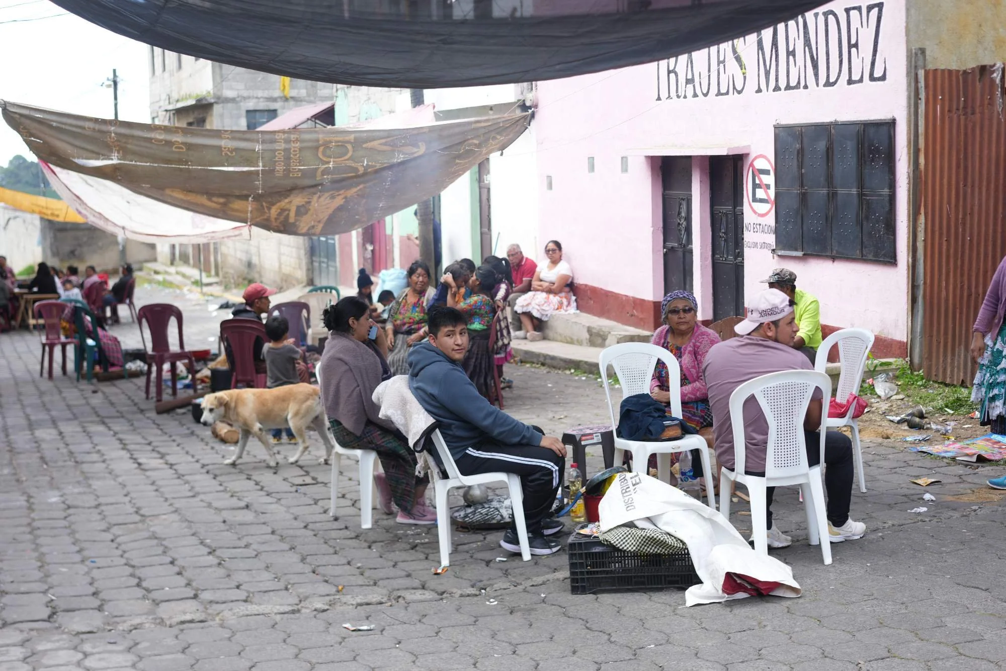  Varias familias optaron por dormir en la calle desde el 8 de julio. Foto Eddy Zeta 