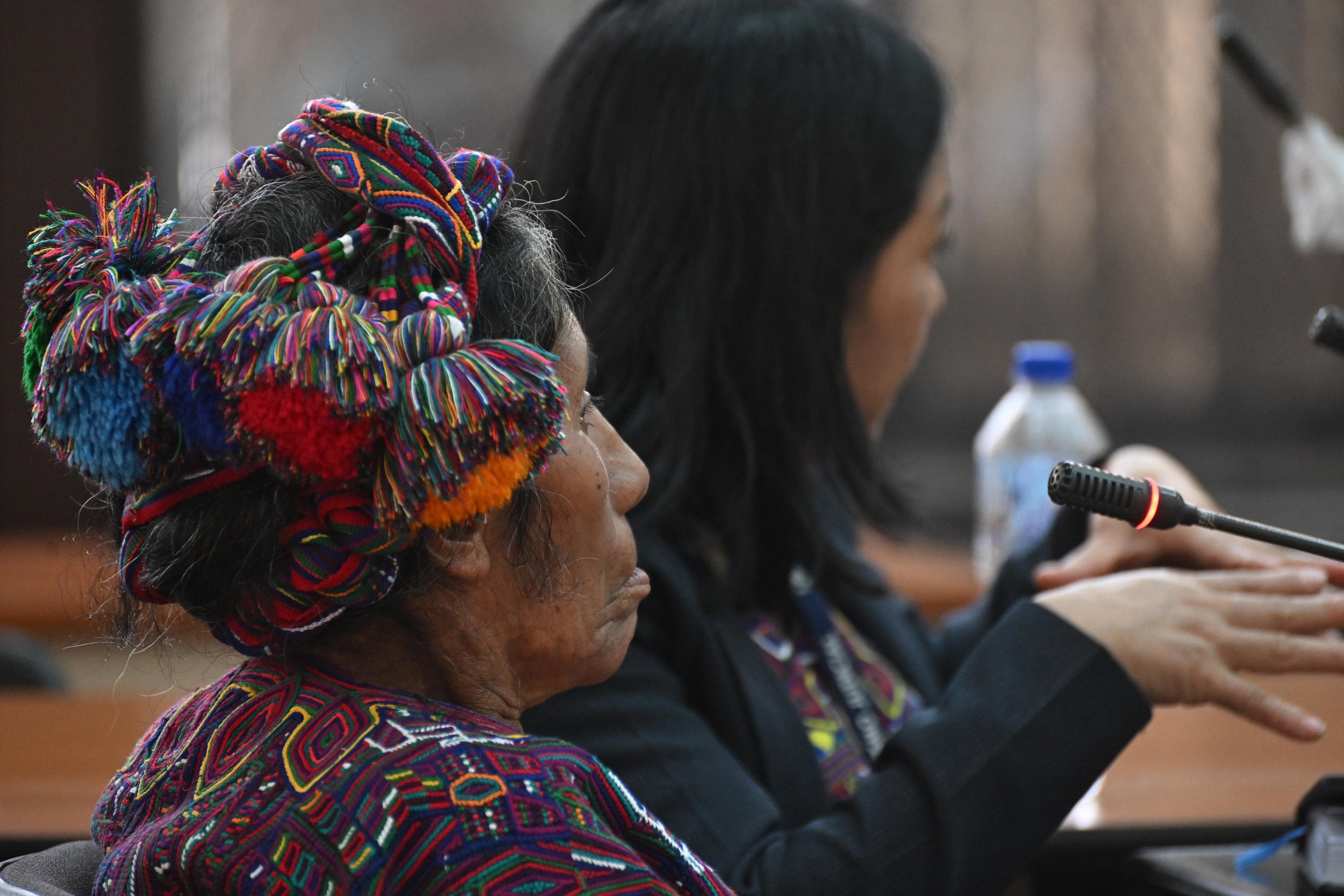  Lorenza Santiago Raymundo relata el asesinato de su esposo en 1981. Foto Prensa Comunitaria 