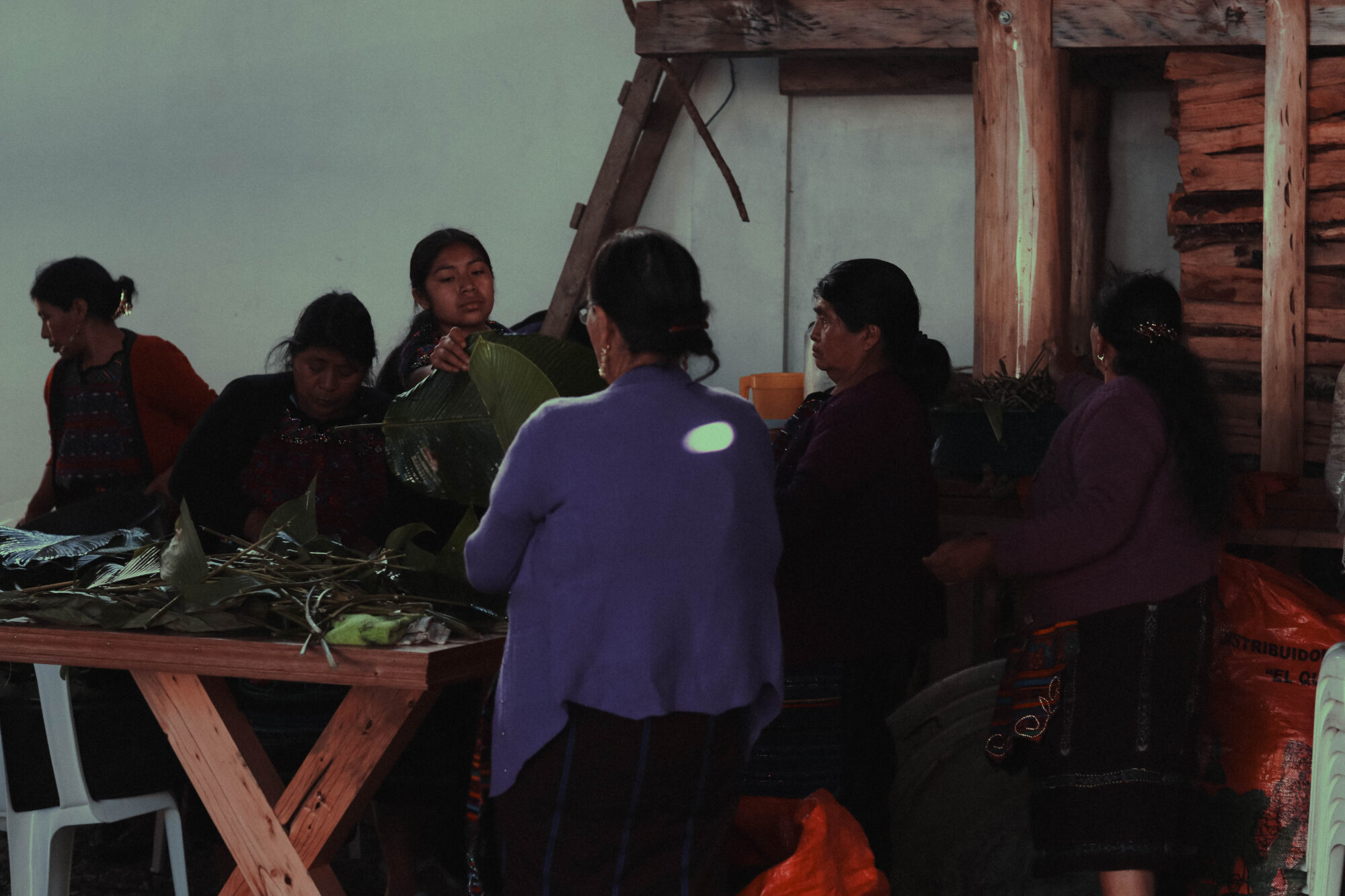 Las mujeres se encargan de preparar los hilos para comenzar a urdir el tejido de los pantalones, camisas, cuellos y toda la vestimenta que los jinetes utilizan. Foto de Alex PV