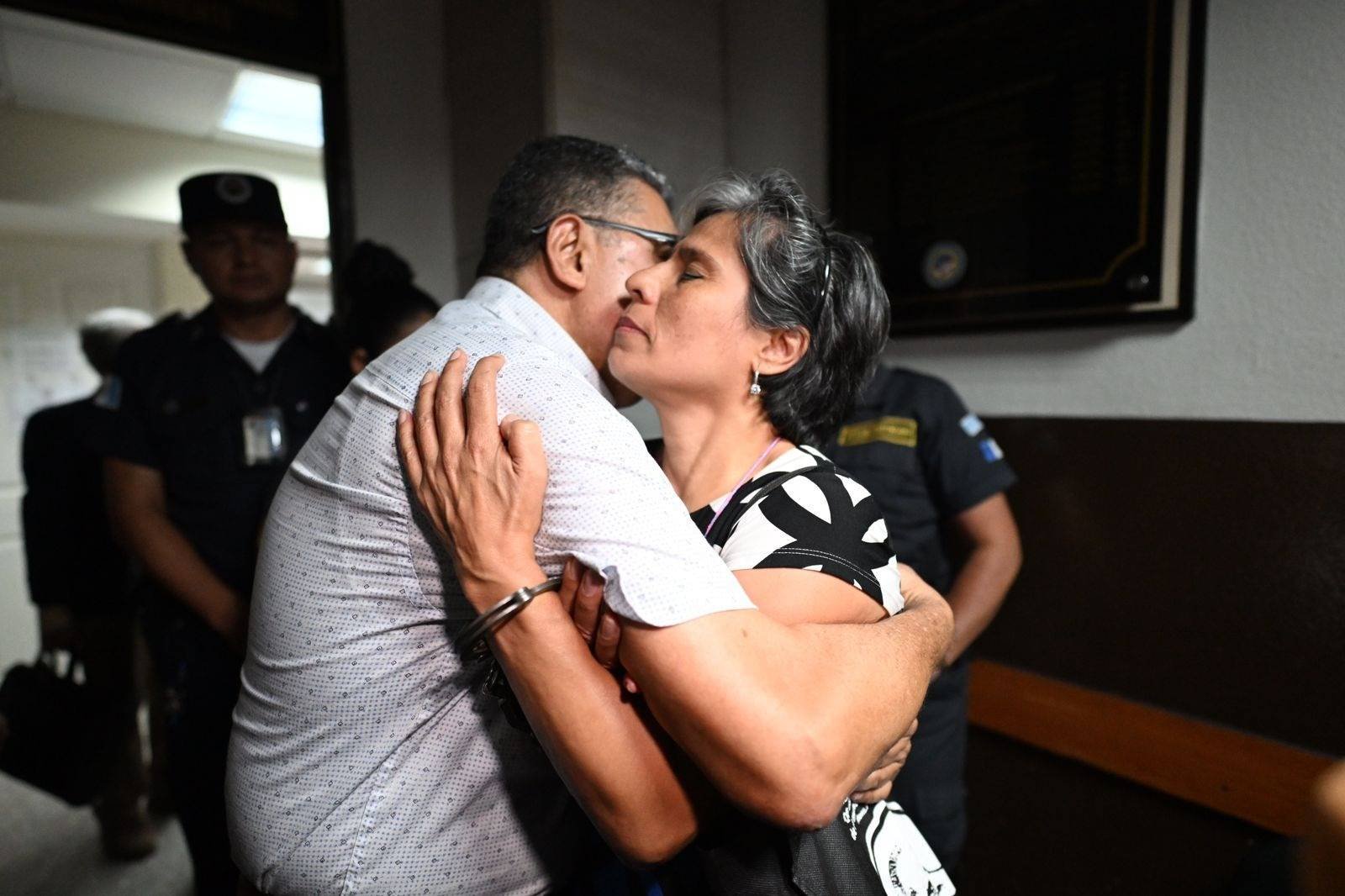  La abogada anticorrupción estuvo acompañada de sus familiares, quienes tampoco pudieron ingresar a la audiencia. Fotos de Prensa Comunitaria 