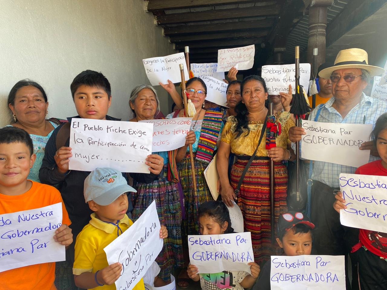  Mujeres, niñez y autoridades comunitarias acompañaron a Sebastiana Par. Foto de Julián Ventura 