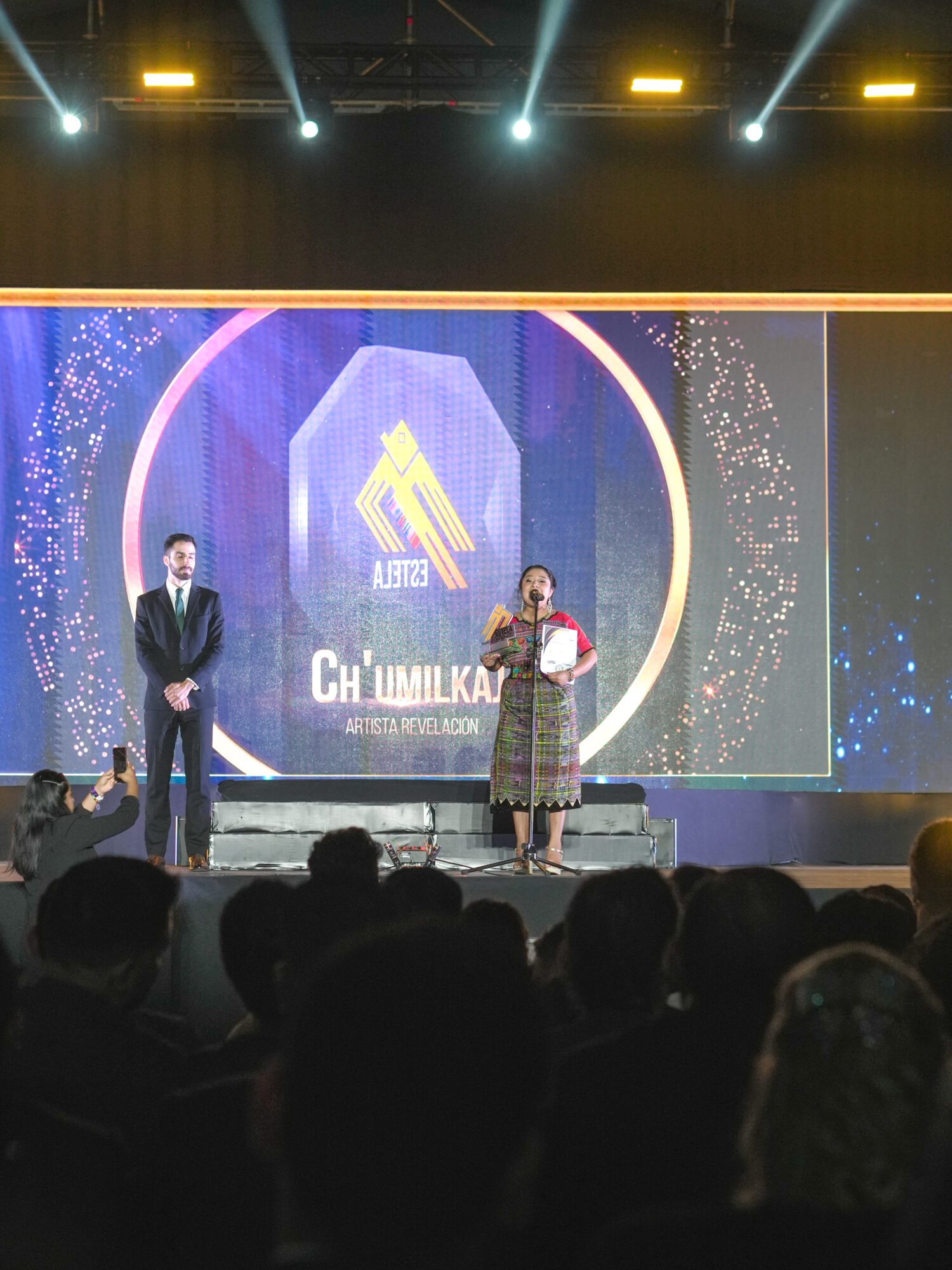  “Este premio va dedicado a mis ancestras”, dijo Ch’umilkaj. Foto de Alex PV 