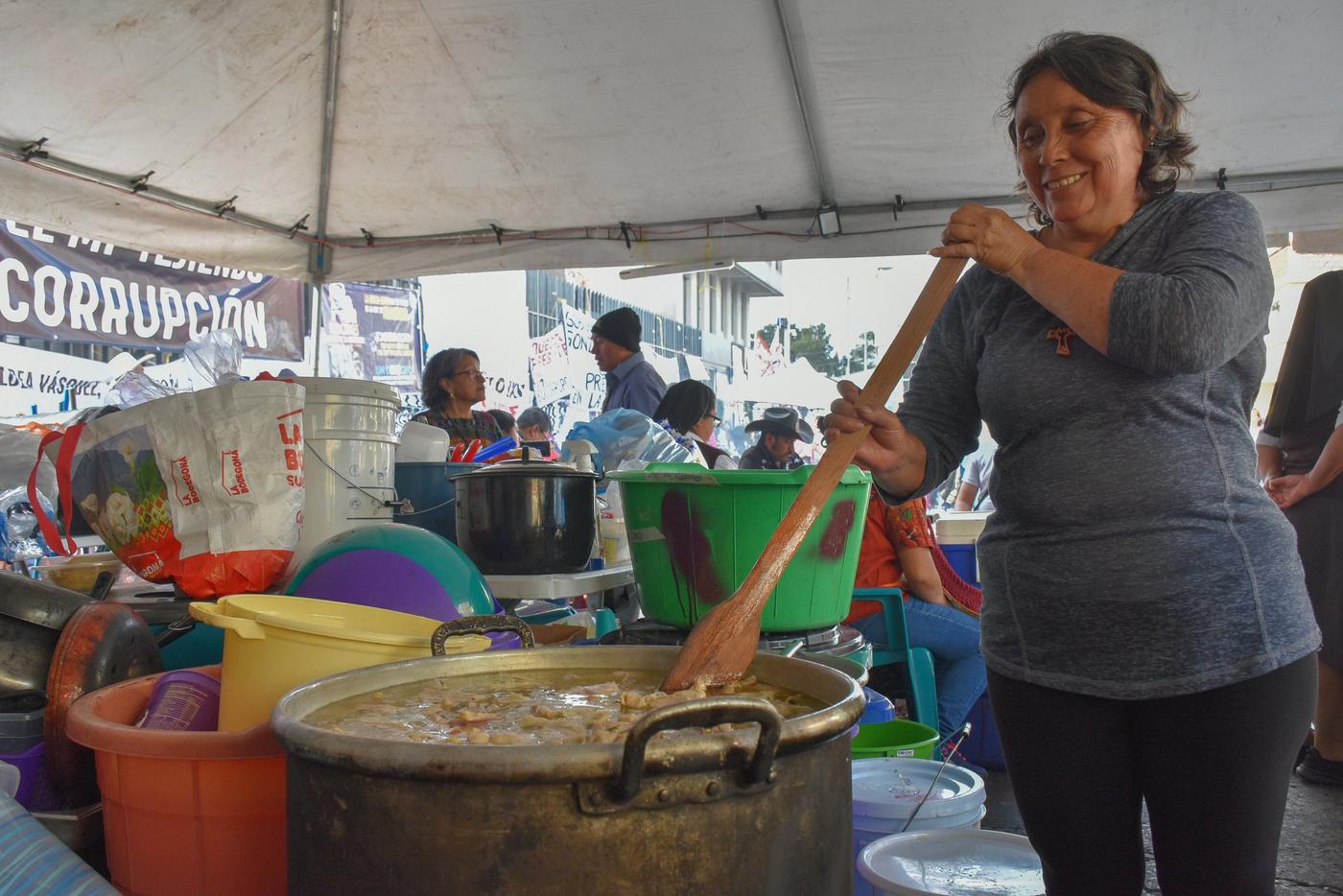  Durante los 106 días del Paro Nacional, frente a la sede central del Ministerio Público se instaló “la resistencia de Gerona”. Durante todo ese tiempo, también se organizó una cocina dirigida por religiosas y personas de la sociedad civil, siempre hubo un plato de comida para cualquier persona que lo necesitara. Barrio Gerona, ciudad de Guatemala, 22 de octubre de 2023. Foto de Quimy De León 