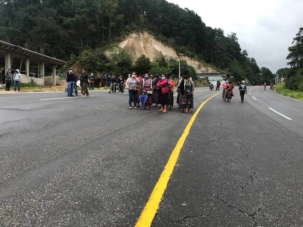  Mujeres de María Tecun se agrupan para platicar mientras bloquean la calle. Foto: Paolina Albani. 