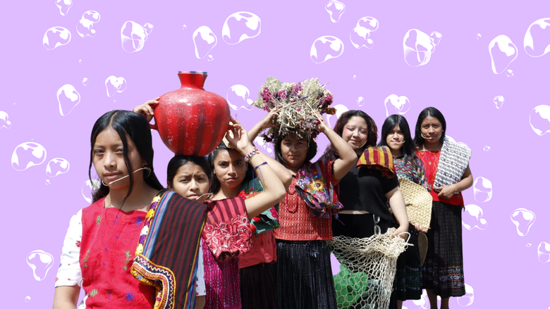 Mujeres con indumentaria maya llevan diversos objetos. Van caminando en fila.