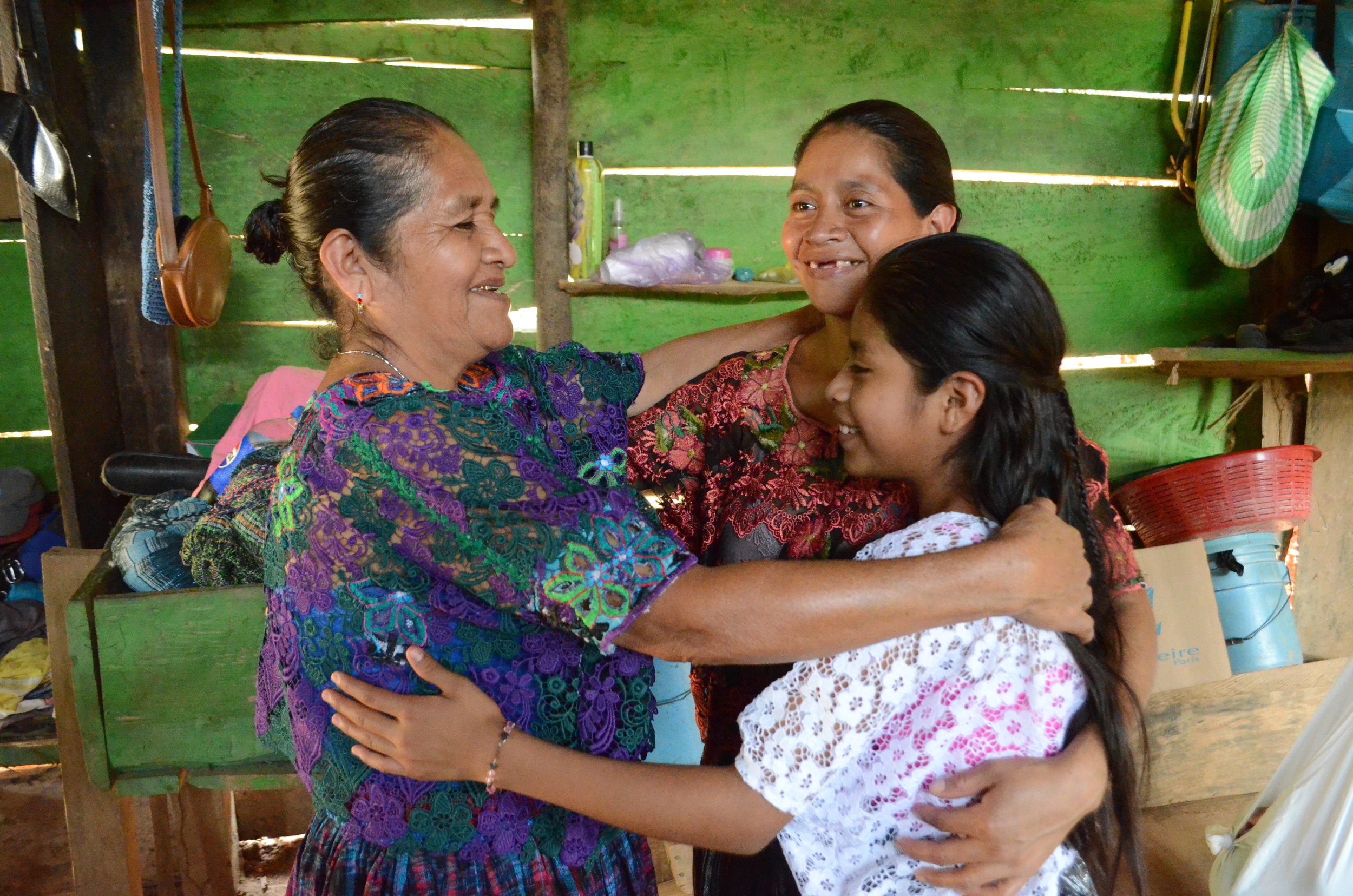  Raquel de 12 años junto a su madre Lidia, de 34 años, y su abuela Erlinda de 65 años. Las tres mujeres del territorio Q´eqchi’. Foto: Plan International Guatemala 