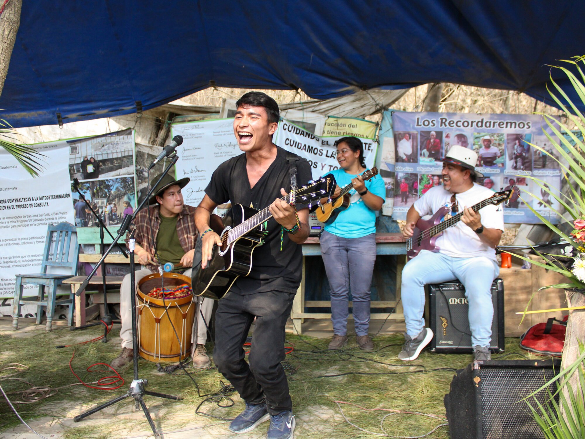  Miembros del colectivo Chiviricuarta cantando en el plantón de La Puya, durante el 12 aniversario de resistencia pacífica. Foto de Derik Mazariegos 