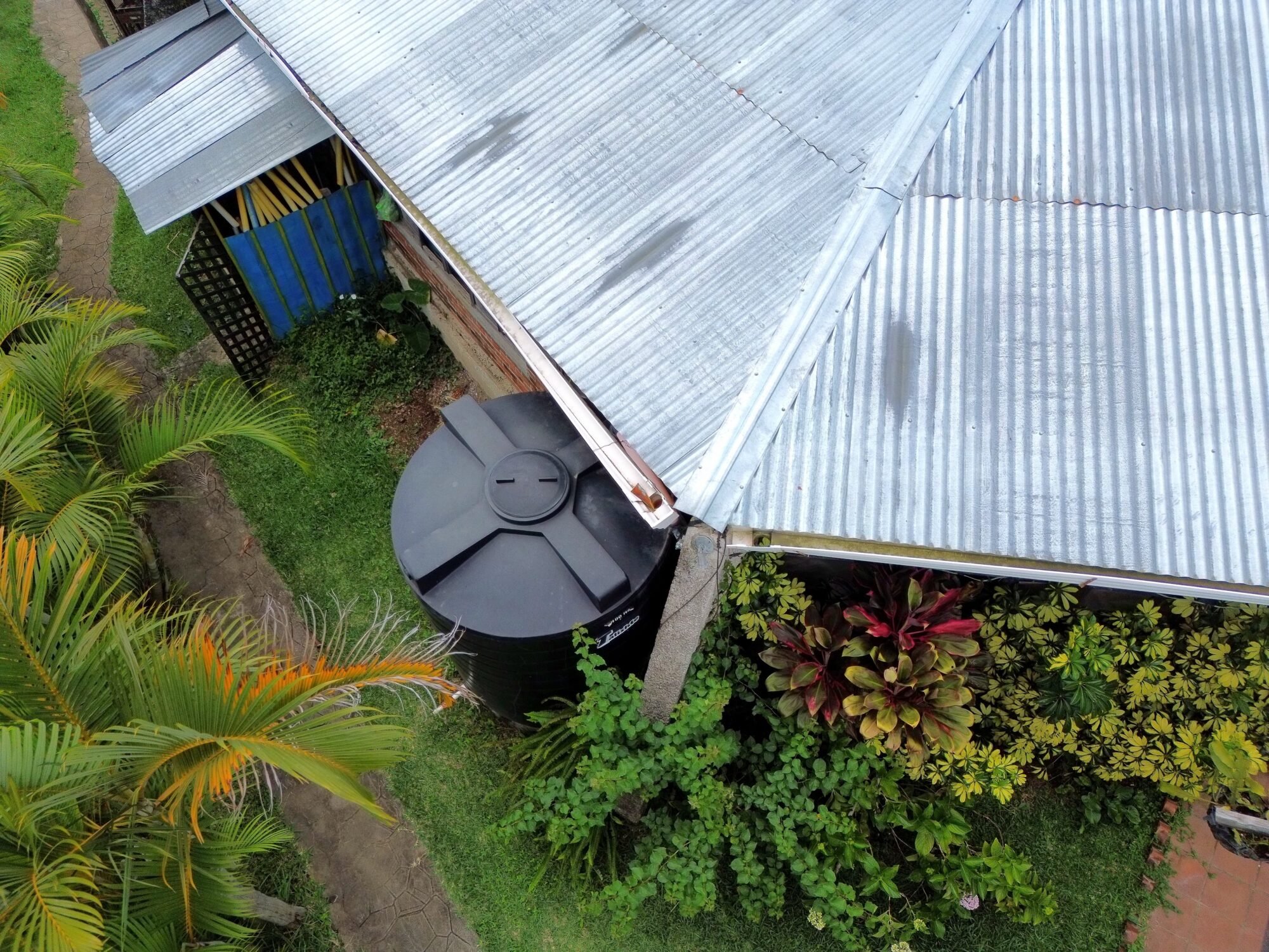  El sistema de captación de agua en la casa de doña Tony. Foto de Maylin Hernández 