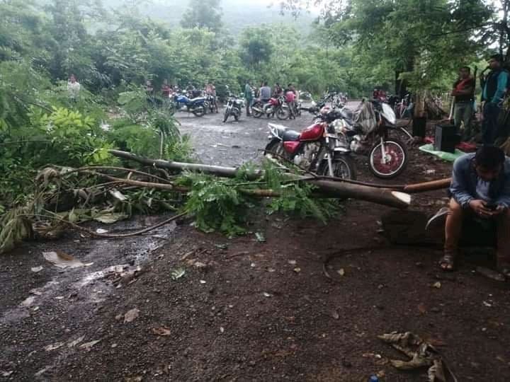  En Izabal la población se unió al paro y la toma de carreteras para exigir la renuncia de Giammattei y Porras. Foto: Carlos Choc. 