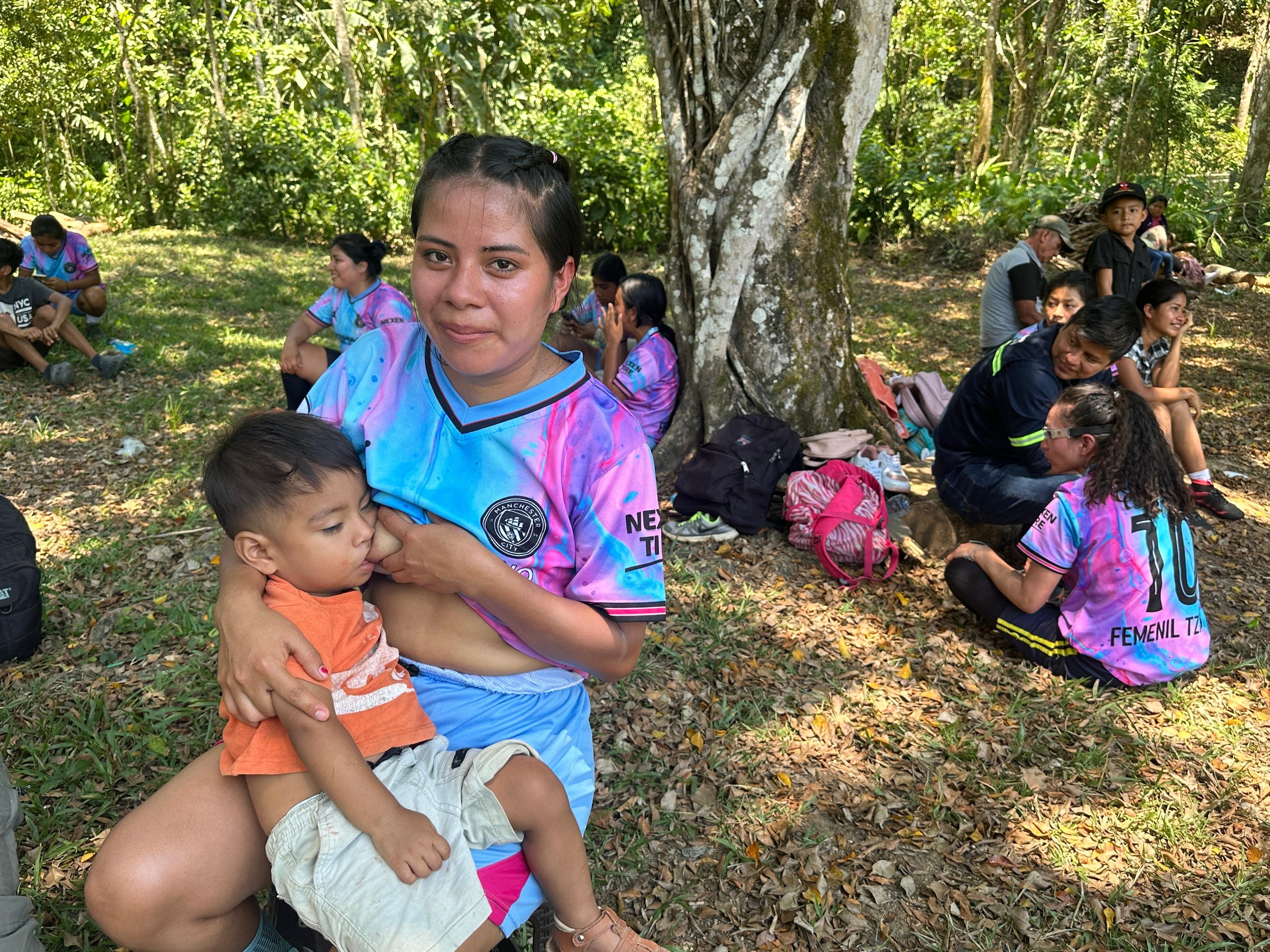  Muchas mujeres van a los entrenamientos acompañadas de sus niñas y niños pequeños. Foto de Rolanda García 