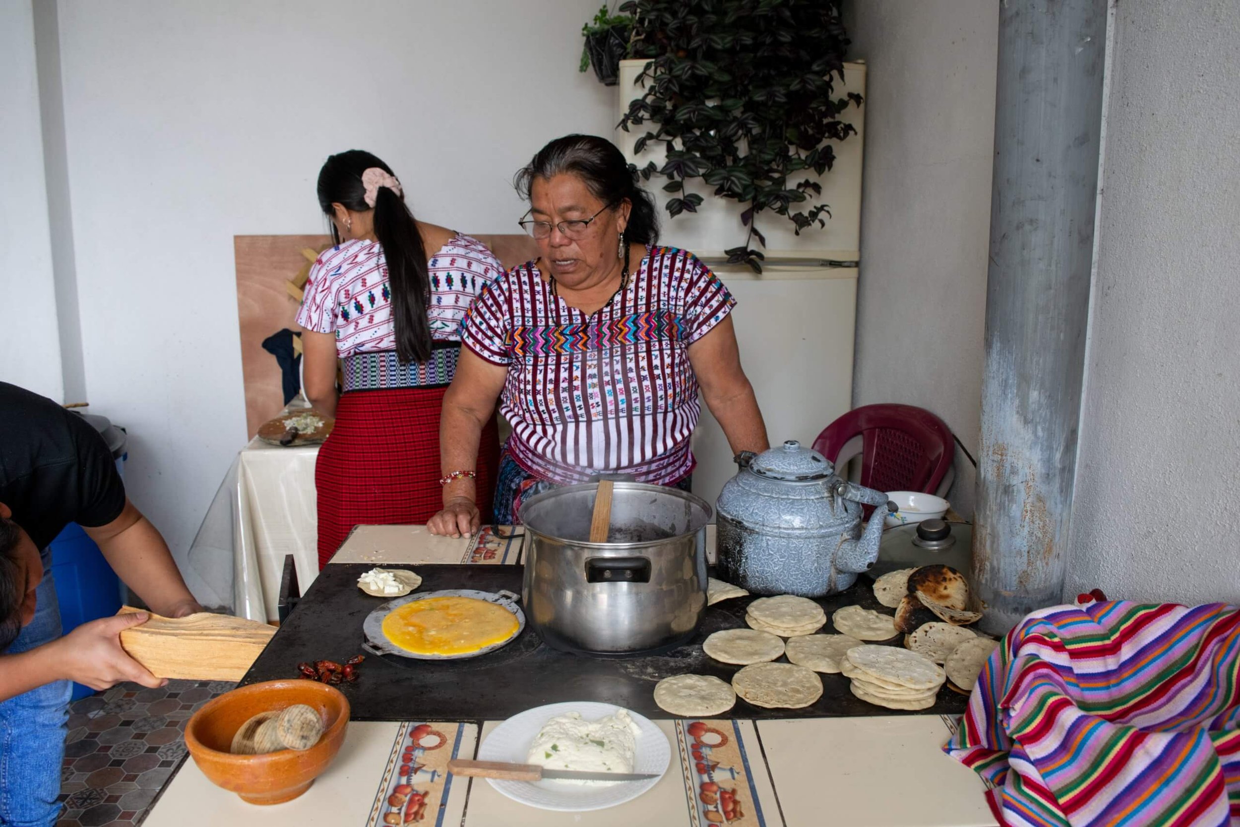  Florencia junto a Edizon y Marlene cocinan un desayuno. Foto: Karen Lara. 