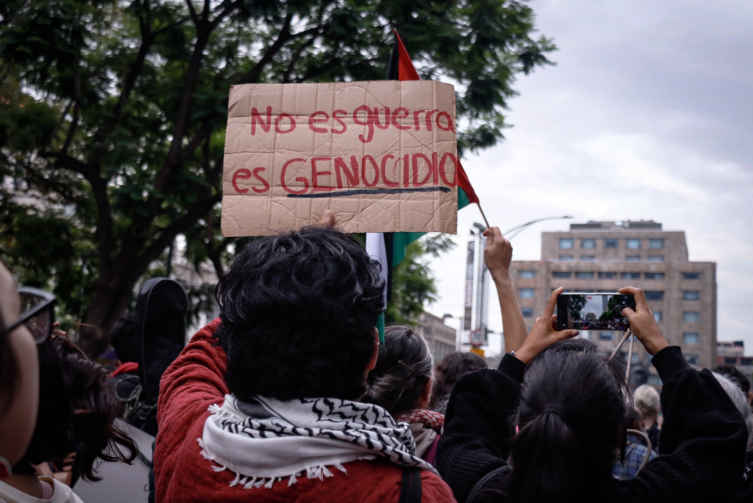  Manifestantes portaron banderas palestinas y pancartas que piden fin al genocidio en Gaza. Foto: Lizbeth Hernández 