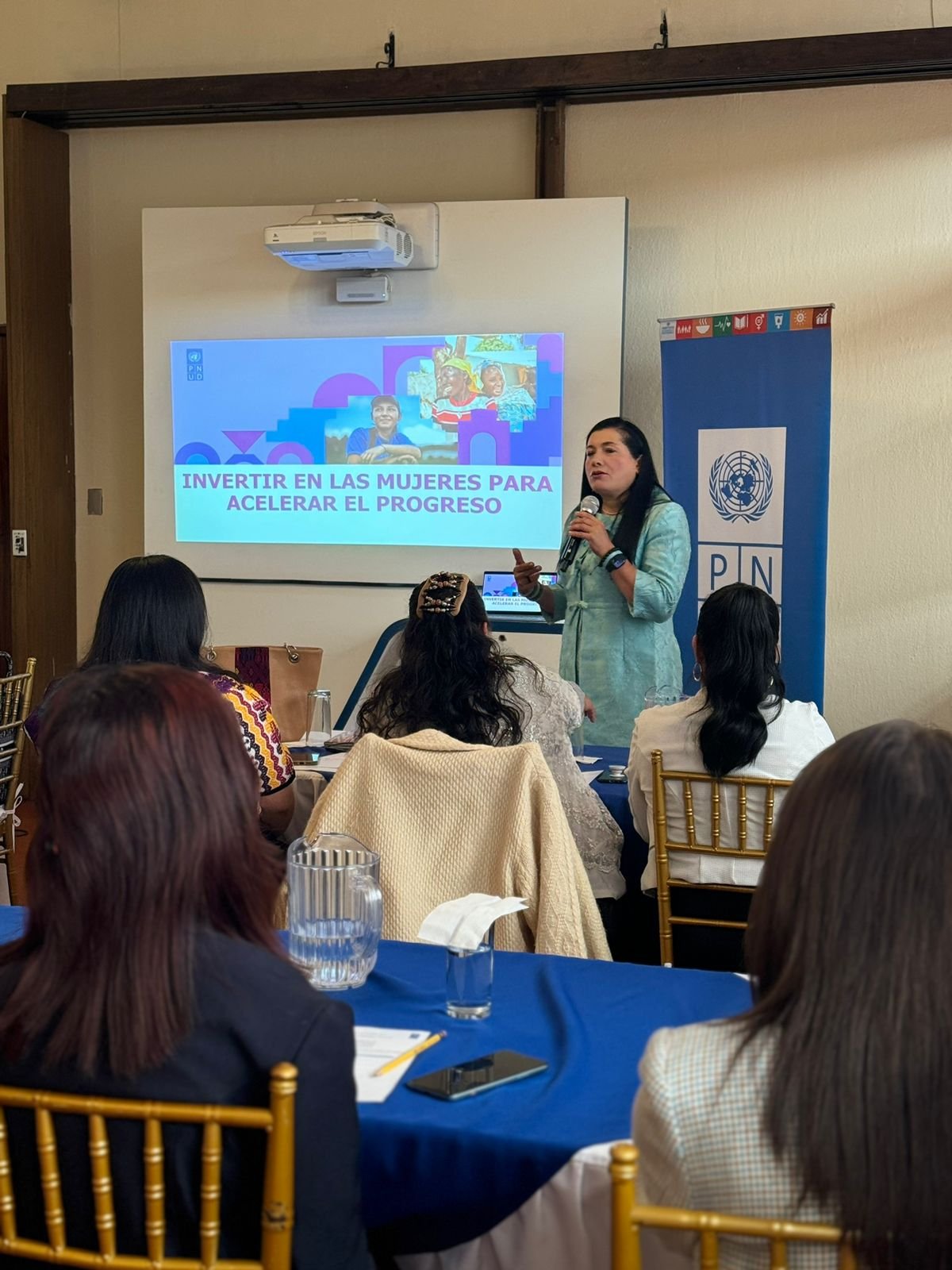  Foto: Mirna Alvarado. La magistrada del TSE Blanca Alfaro junto a representantes de organizaciones sociales que conforman la Red de Mujeres de Occidente. 