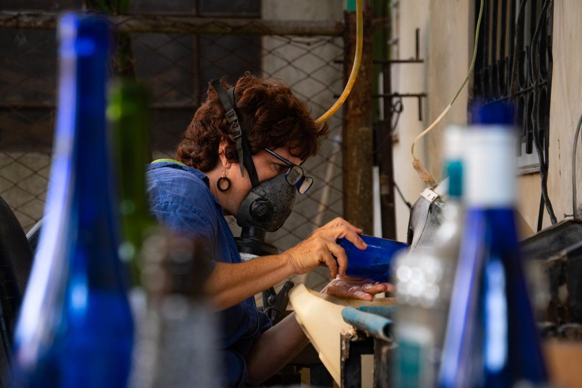 Anibex trabajando el vidrio en su taller Foto: Jorge Ricardo 