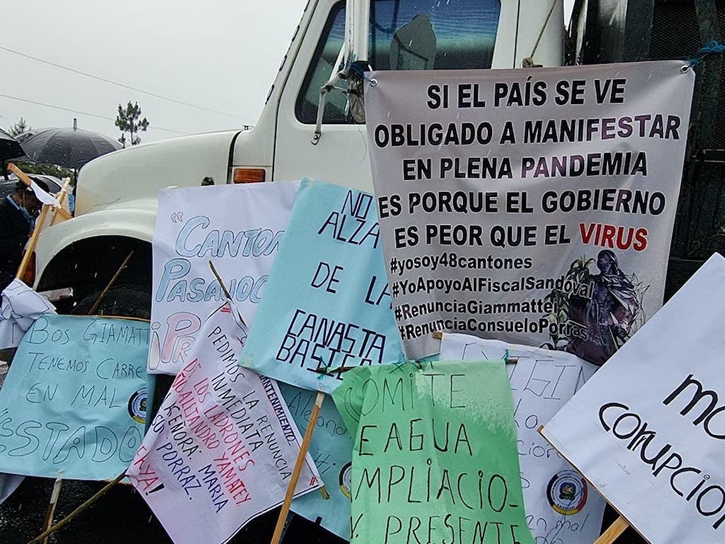 Estas son algunas de las pancartas que los manifestantes mostraron durante el paro en Totonicapan. Foto: Diego Petzey. 