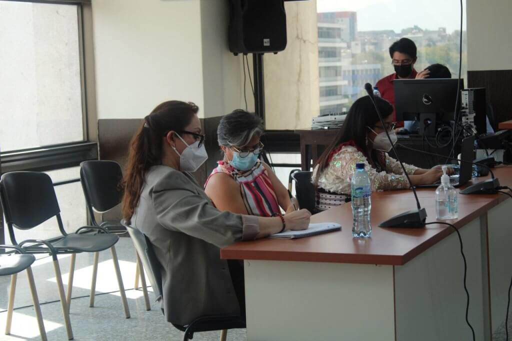  Virginia Laparra tomó nota de la sentencia en toda la audiencia. Fotografía: Kristhal Figueroa. 