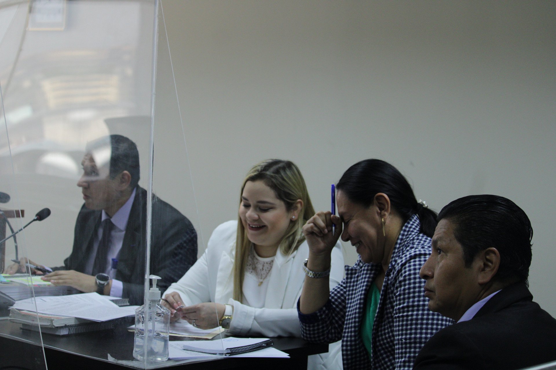  Mynor Hernández, auxiliar fiscal del MP, acompaño de las abogadas y abogado de la PGN y el Congreso de la República durante la audiencia. / Fotografía: Kristhal Figueroa 
