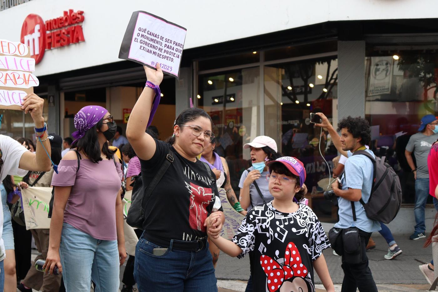  Madre e hija recorren la Sexta Avenida exigiendo la protección del Estado para las mujeres y no para los monumentos. Fotografía: María España. 