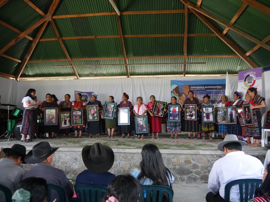  Abuelas comadronas fueron reconocidas en el Día Nacional de la Comadrona Guatemalteca. Foto Nuto Chavajay 