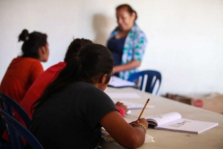  Las adolescentes, en una clase. 