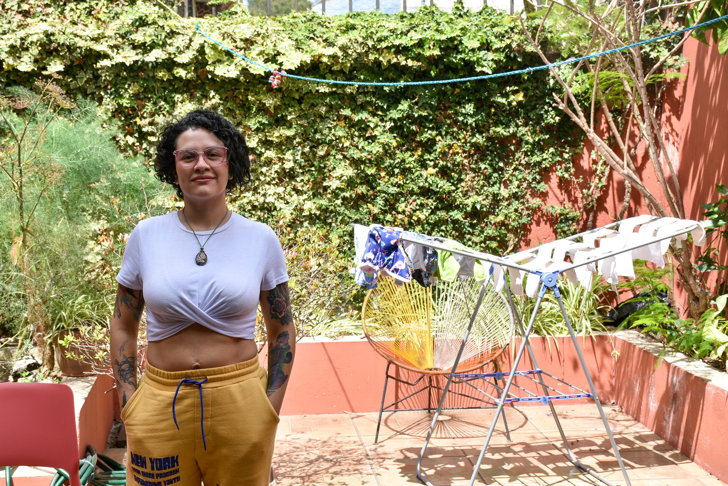  Rebeca Lane, en el jardín de su hogar. Fotografía: Karen Lara 