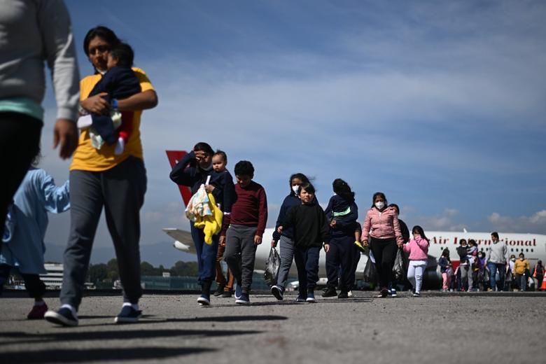 Personas con niños saliendo de un avión