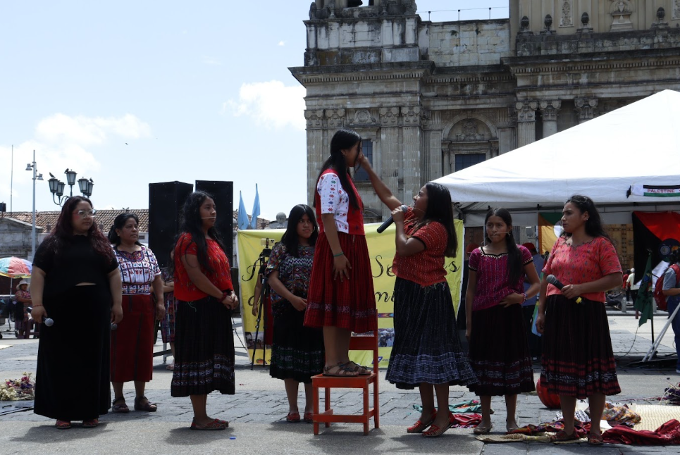 Ocho mujeres mayas presentan una obra de teatro en la Plaza de las Niñas. 