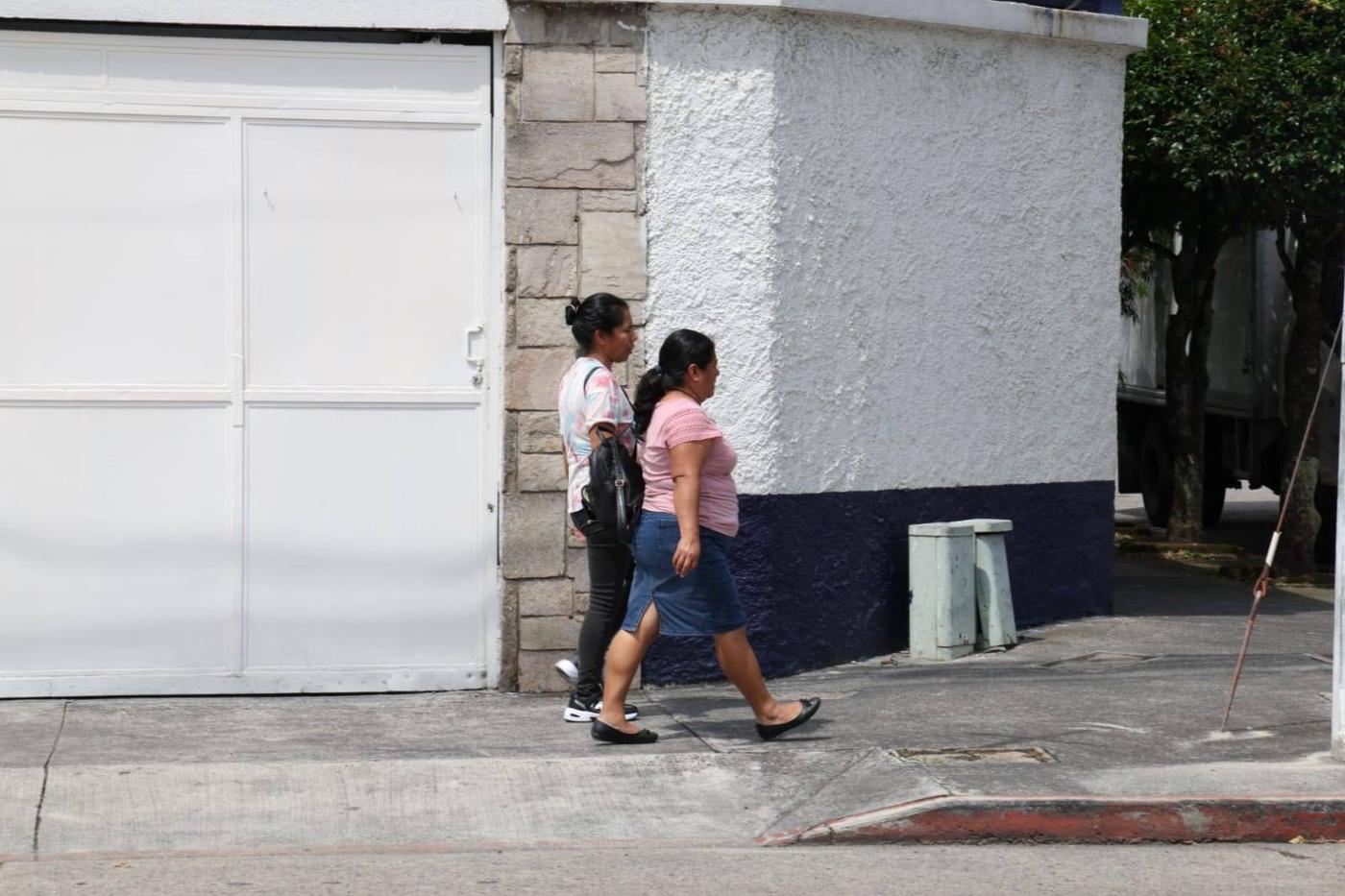 Dos mujeres caminan por la calle. 