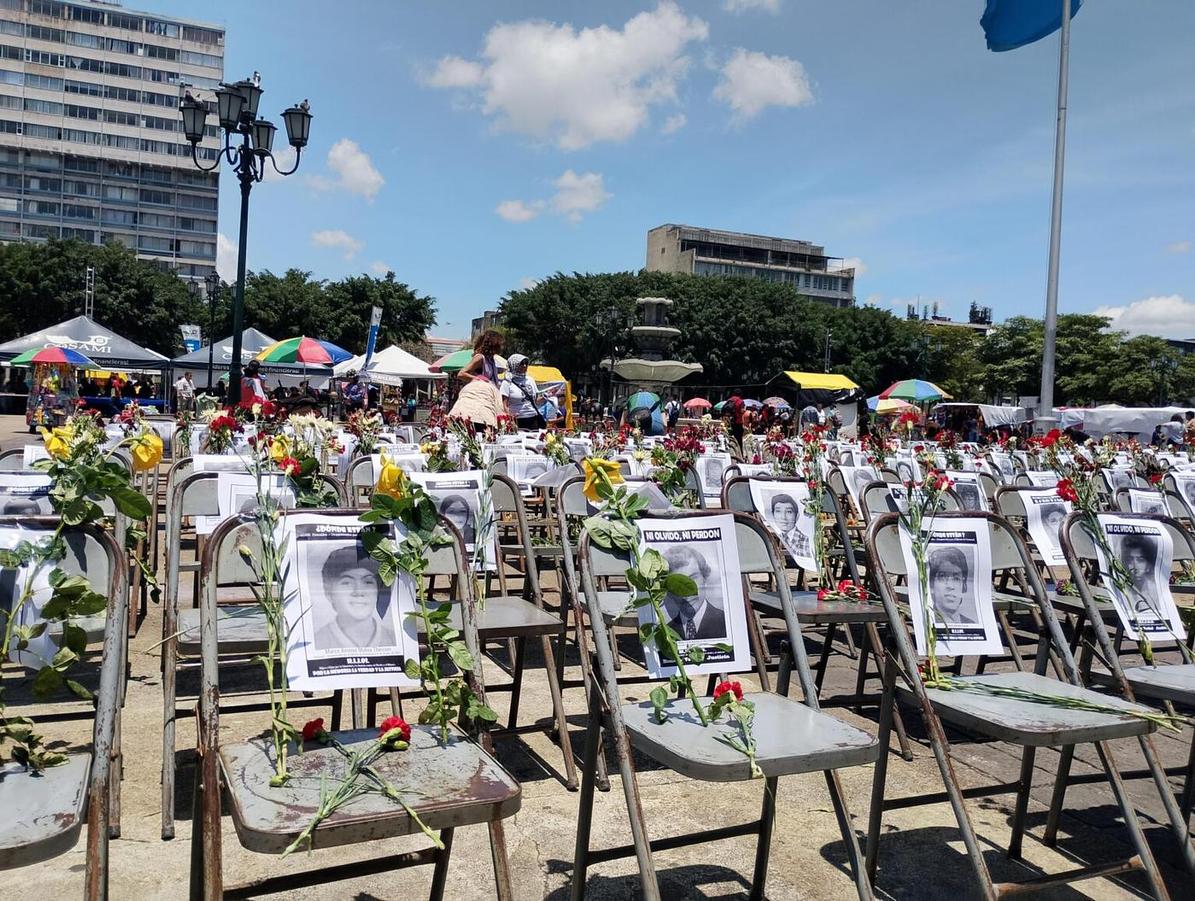 En la Plaza de Las Niñas se han colocado simbólicamente sillas de los ausentes.