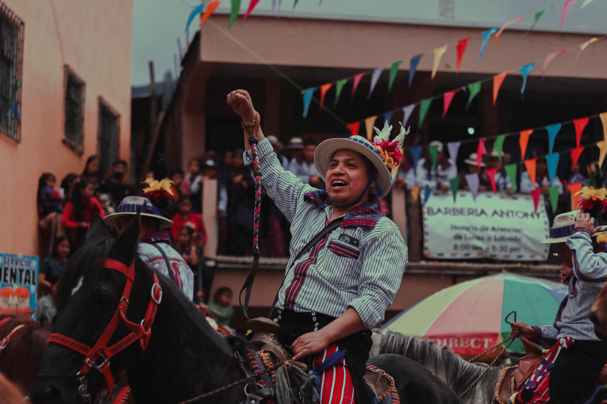 Después del mediodía del 31 de octubre, cada jinete regresa a su casa. Foto de Alex PV